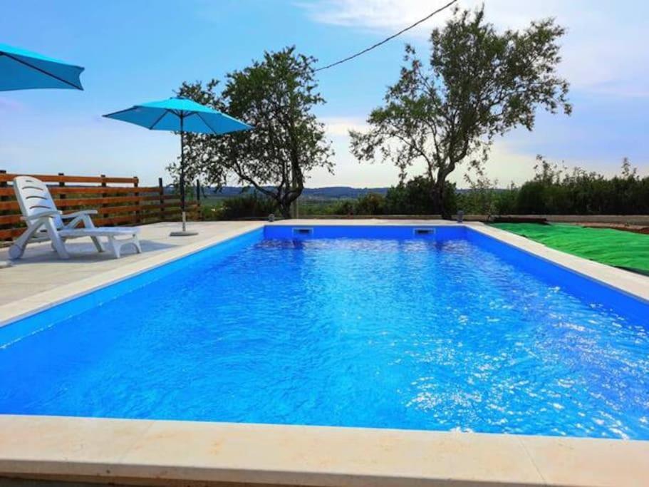 Holiday Home For 8 People, Pool + Sea View Vilanija Buitenkant foto