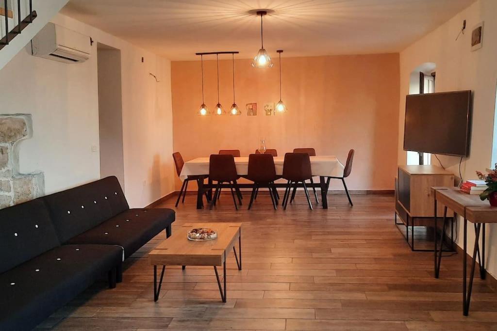 Holiday Home For 8 People, Pool + Sea View Vilanija Buitenkant foto