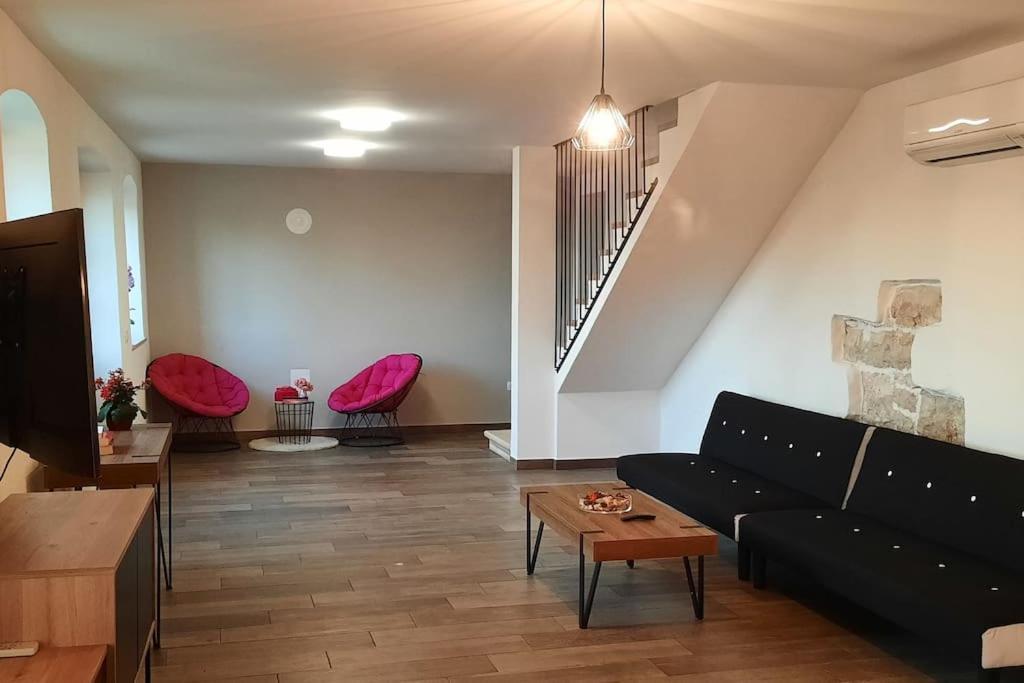 Holiday Home For 8 People, Pool + Sea View Vilanija Buitenkant foto