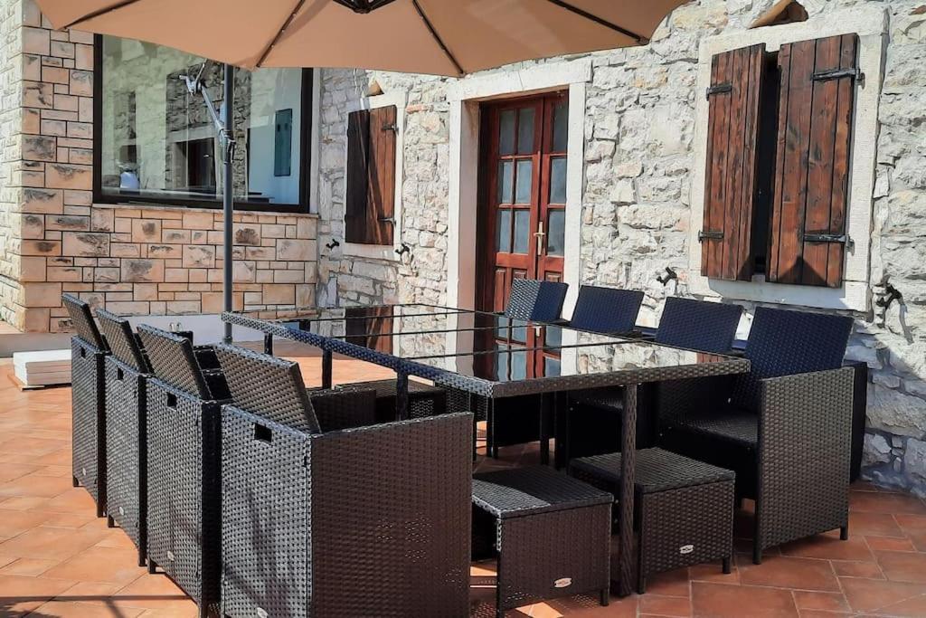 Holiday Home For 8 People, Pool + Sea View Vilanija Buitenkant foto